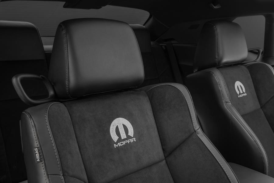 Детали интерьера Dodge Challenger by Mopar 2017 года  (фото 20 из 25)